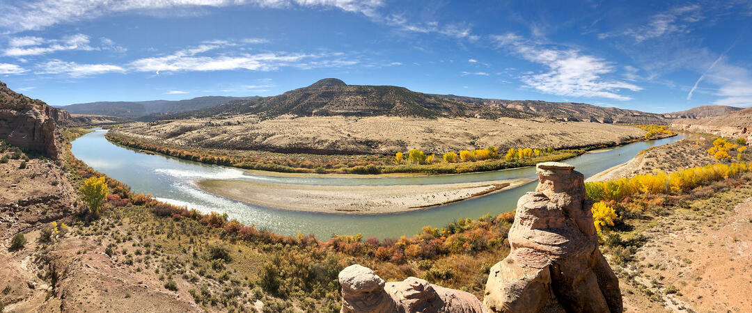 El Río Colorado fluye a través de Mesa County.